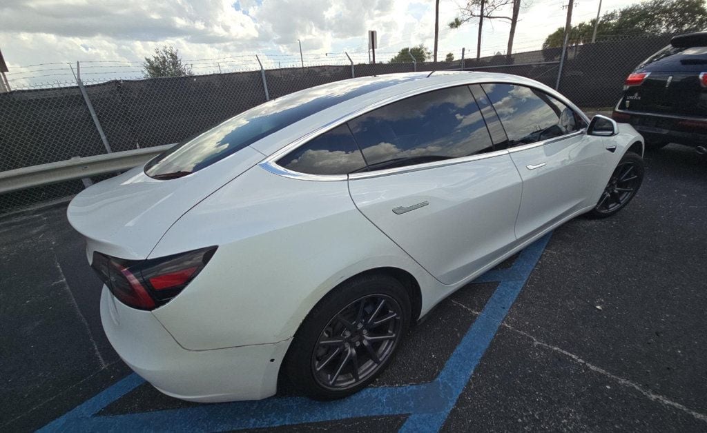 2019 Tesla Model 3 Standard Range Plus photo 3