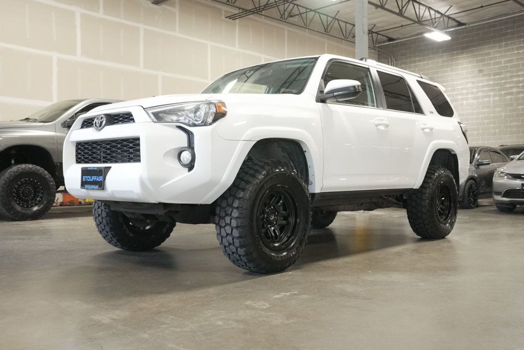 2019 Toyota 4Runner SR5 4WD photo 2