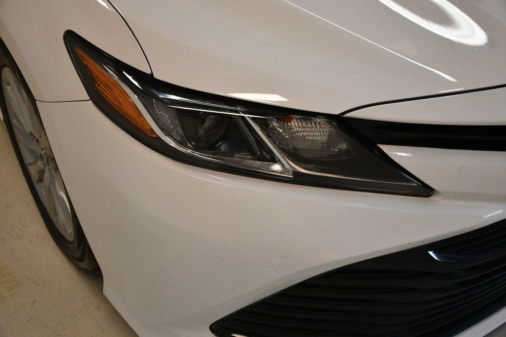 2019 Toyota Camry SE XLE photo 9