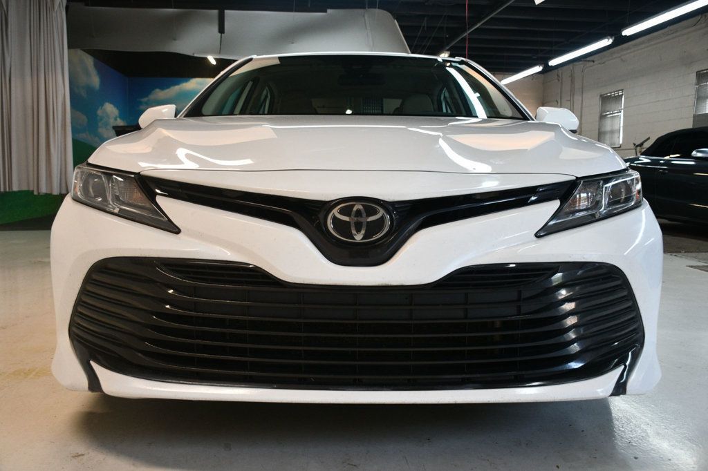 2019 Toyota Camry SE XLE photo 11