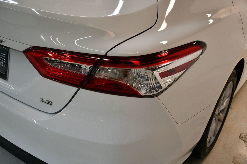 2019 Toyota Camry SE XLE photo 13