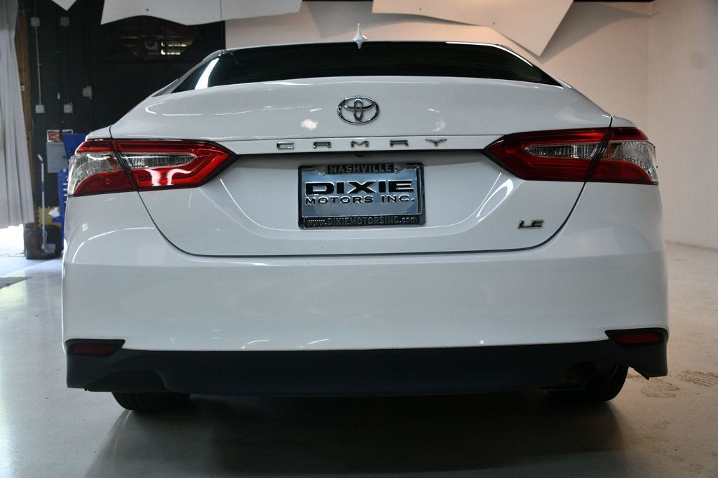 2019 Toyota Camry SE XLE photo 14