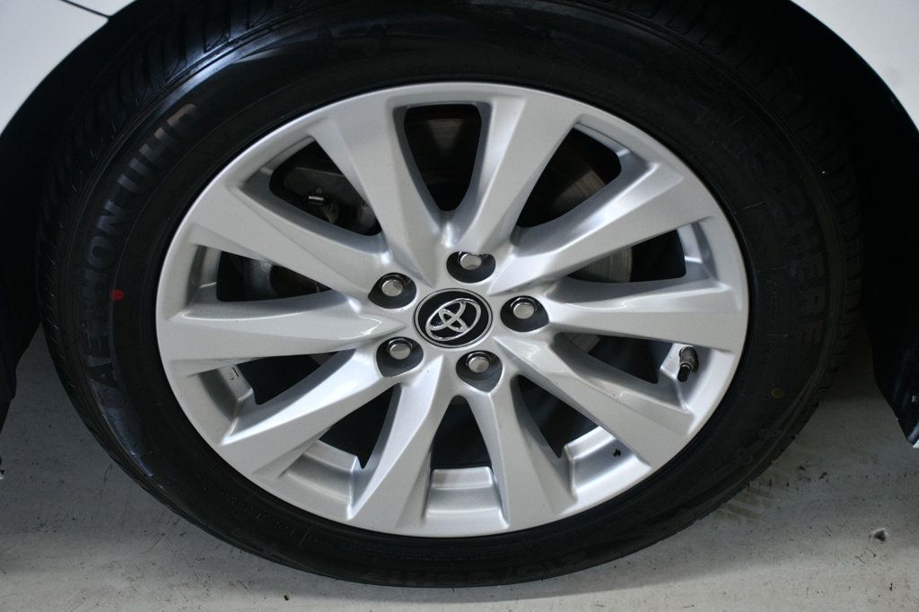 2019 Toyota Camry SE XLE photo 16