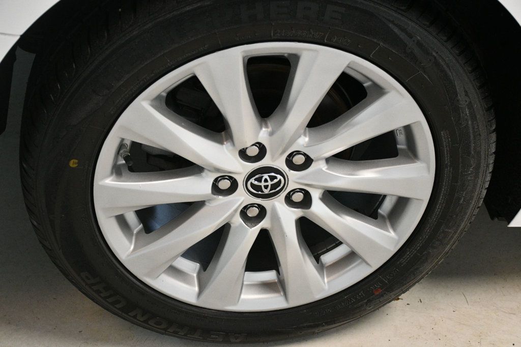 2019 Toyota Camry SE XLE photo 17