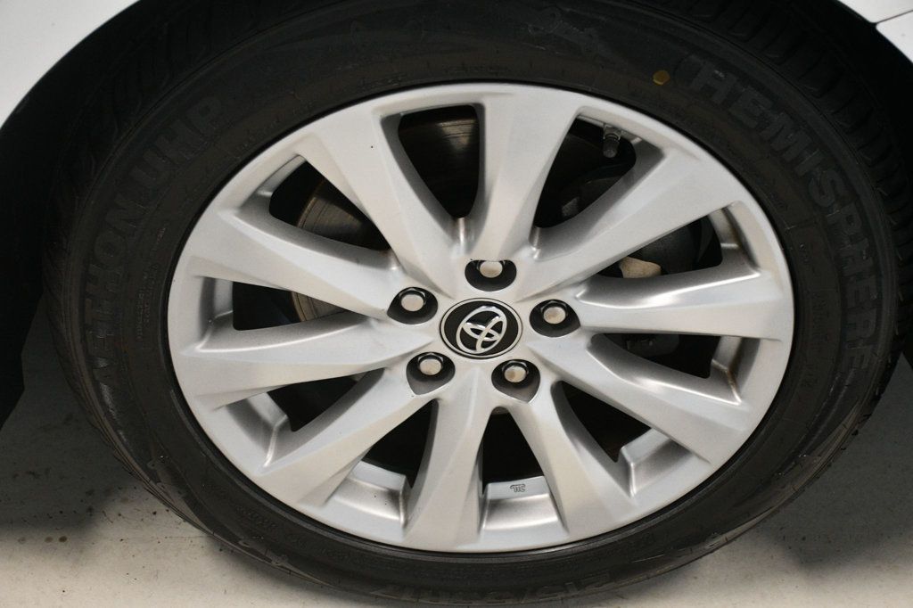 2019 Toyota Camry SE XLE photo 18