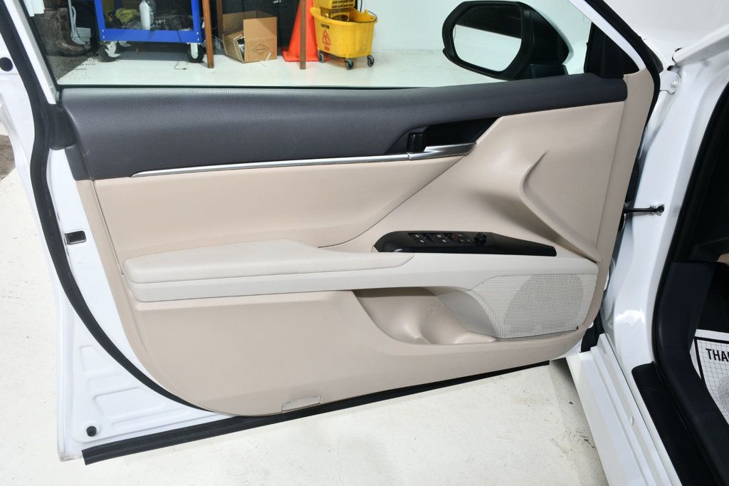 2019 Toyota Camry SE XLE photo 19