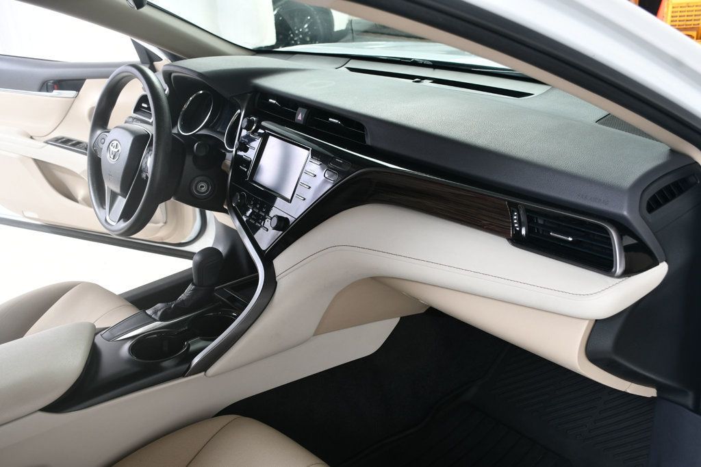 2019 Toyota Camry SE XLE photo 21