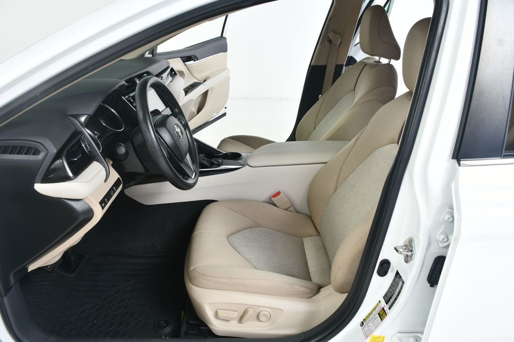 2019 Toyota Camry SE XLE photo 22