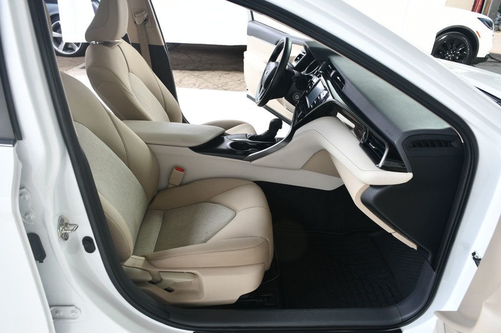 2019 Toyota Camry SE XLE photo 23