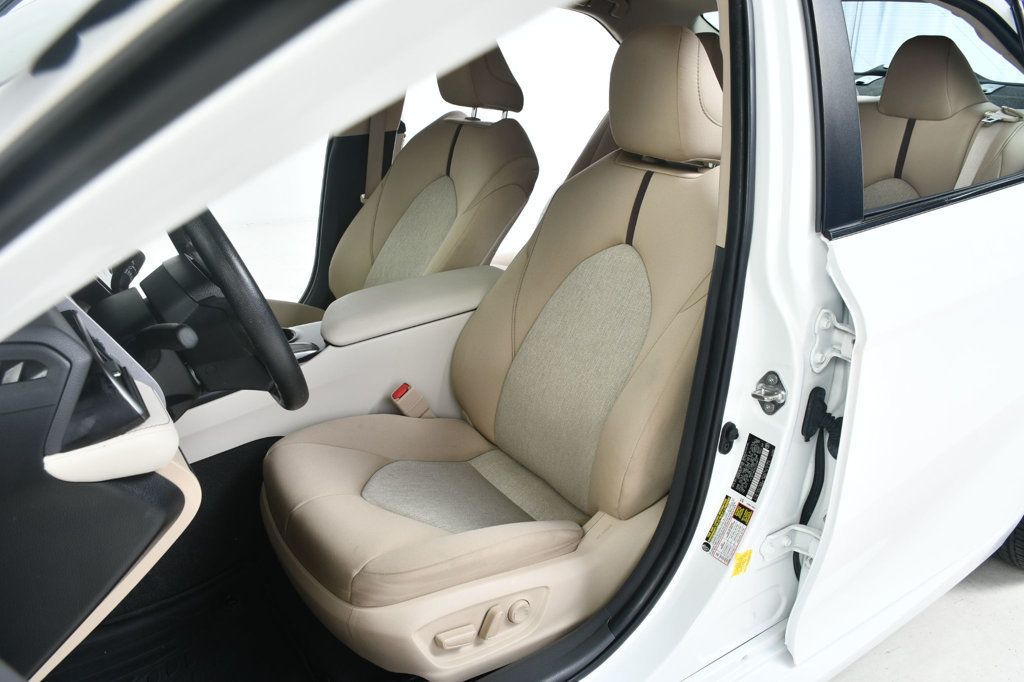 2019 Toyota Camry SE XLE photo 24