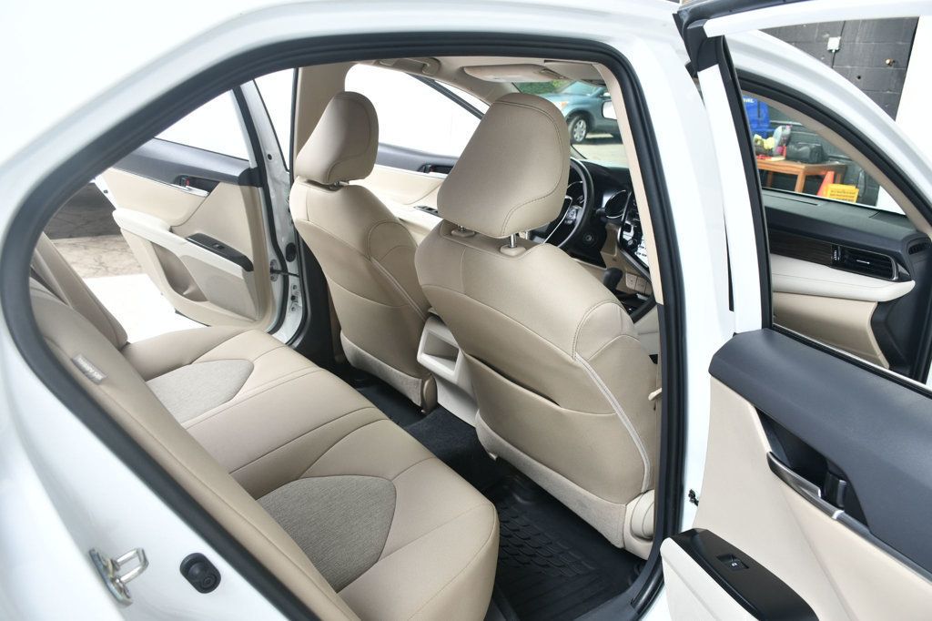 2019 Toyota Camry SE XLE photo 32