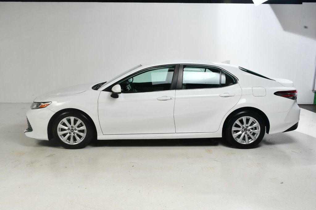 2019 Toyota Camry SE XLE photo 2