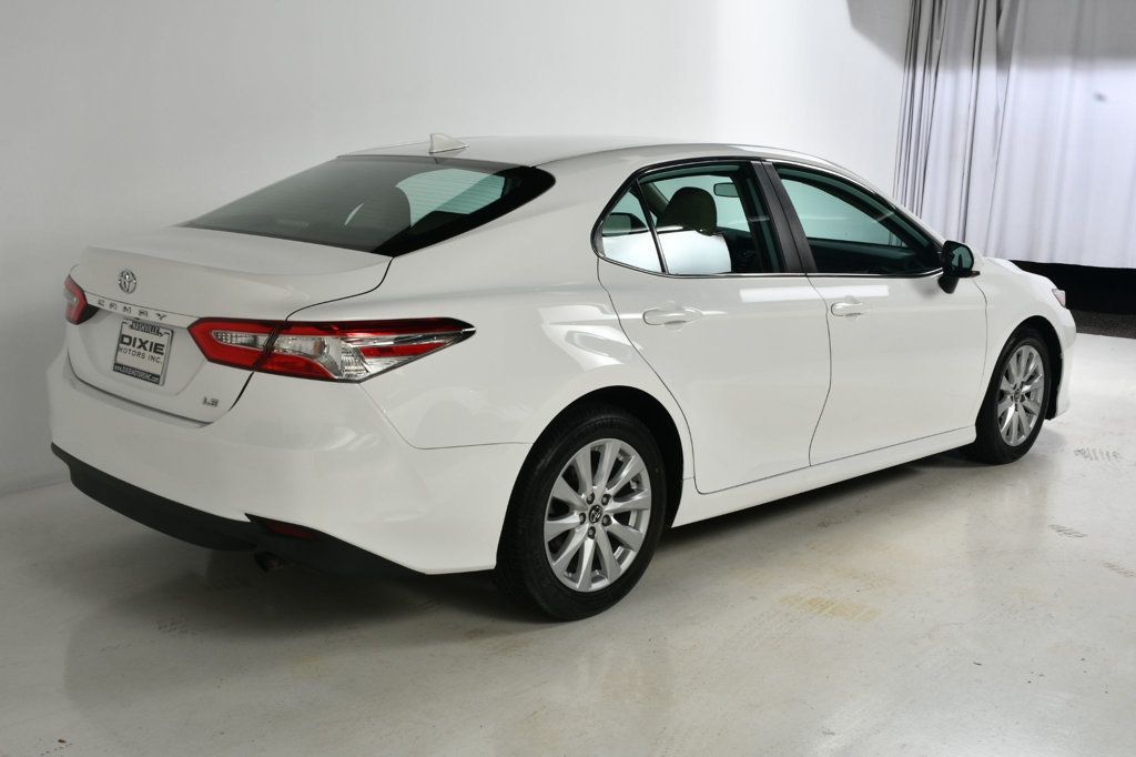 2019 Toyota Camry SE XLE photo 5