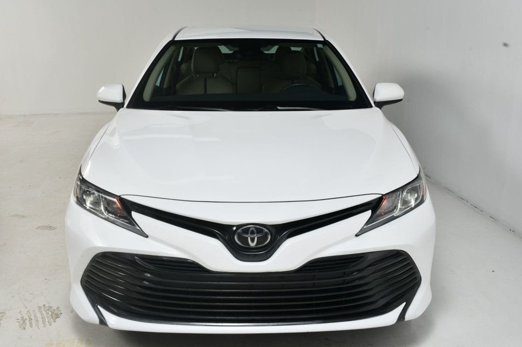 2019 Toyota Camry SE XLE photo 7