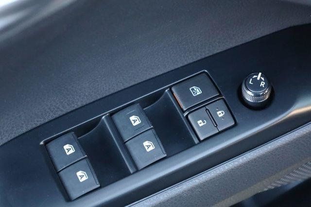 2019 Toyota Camry SE - 23018051 - 29