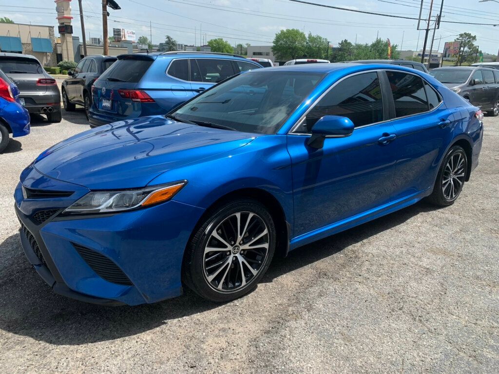 2019 Toyota Camry SE XLE photo 3