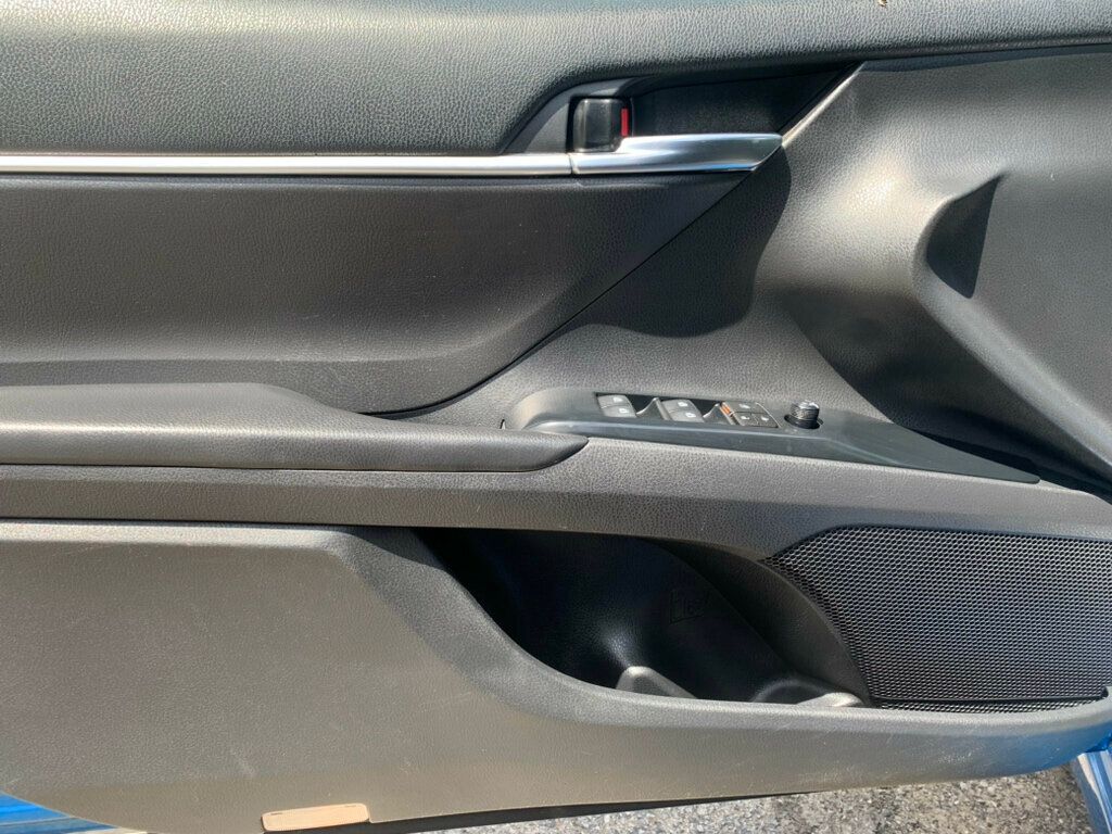 2019 Toyota Camry SE XLE photo 4