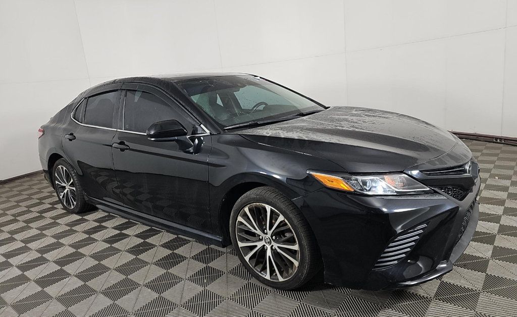 2019 Toyota Camry SE XLE photo 2