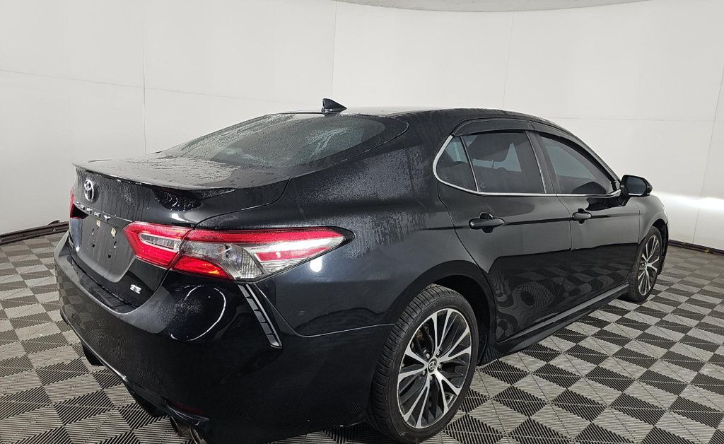 2019 Toyota Camry SE XLE photo 3