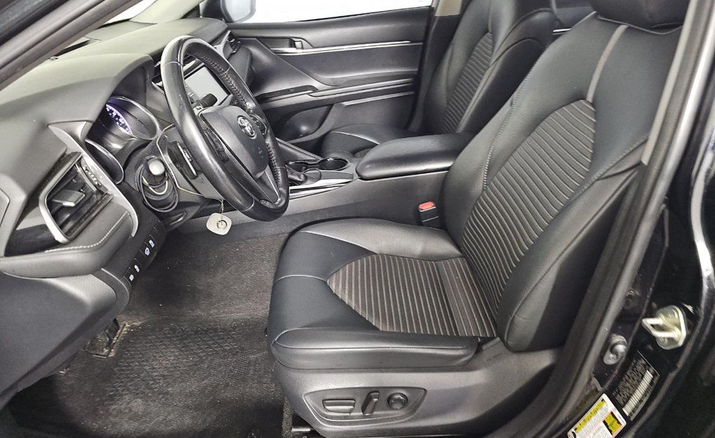 2019 Toyota Camry SE XLE photo 4