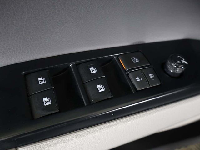 2019 Toyota Camry SE Automatic - 23029378 - 32