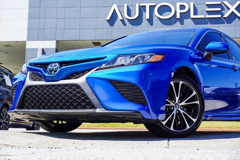 2019 Toyota Camry SE photo 2