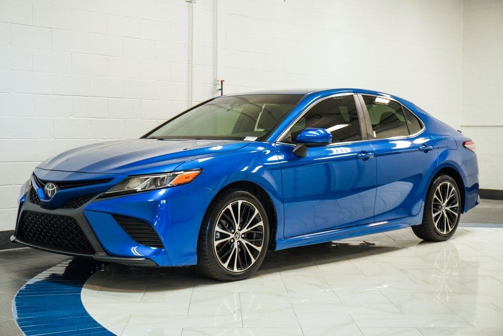 2019 Toyota Camry SE photo 3