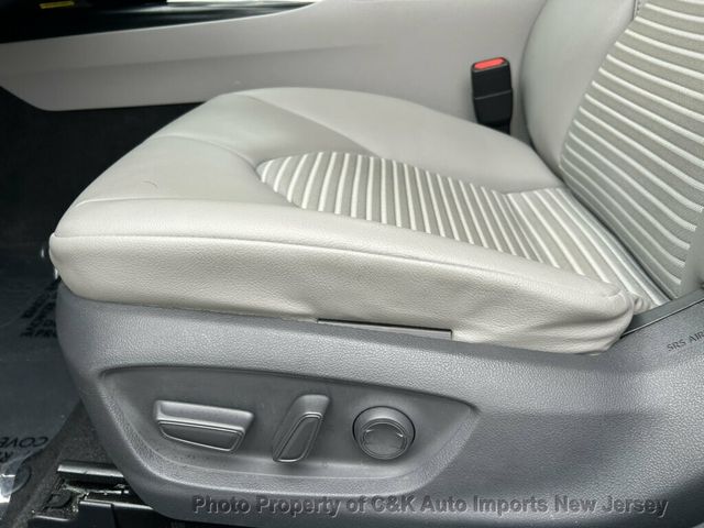 2019 Toyota Camry SE,MOON ROOF! BACK-UP CAMRA! AUDIO PKG! APPLE CAR-PLAY! CONV PKG - 23095605 - 21