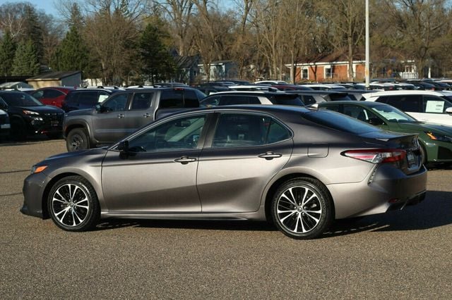 2019 Toyota Camry SE W/ MOONROOF, SMART KEY, BLIND SPOT, APPLE CARPLAY - 23010769 - 16