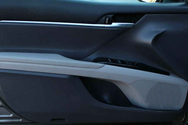 2019 Toyota Camry SE W/ MOONROOF, SMART KEY, BLIND SPOT, APPLE CARPLAY - 23010769 - 17
