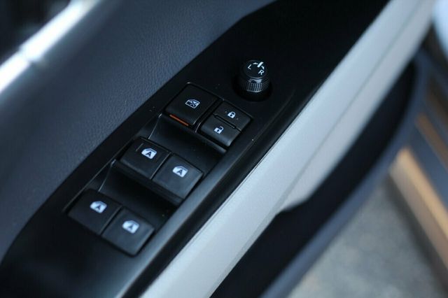 2019 Toyota Camry SE W/ MOONROOF, SMART KEY, BLIND SPOT, APPLE CARPLAY - 23010769 - 18