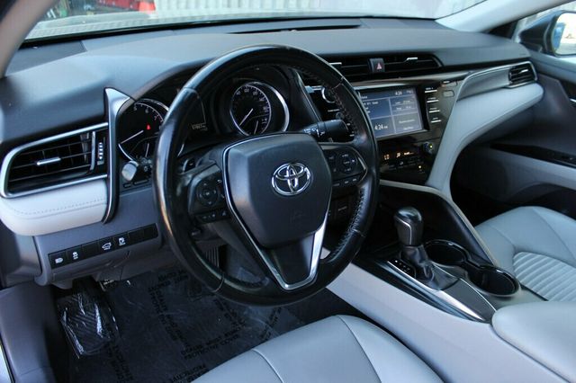 2019 Toyota Camry SE W/ MOONROOF, SMART KEY, BLIND SPOT, APPLE CARPLAY - 23010769 - 22