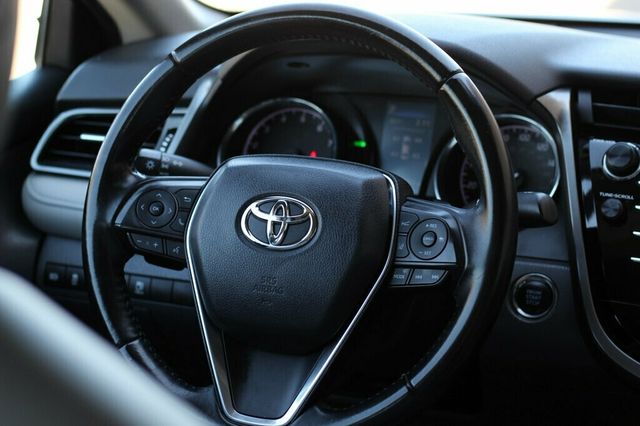2019 Toyota Camry SE W/ MOONROOF, SMART KEY, BLIND SPOT, APPLE CARPLAY - 23010769 - 26