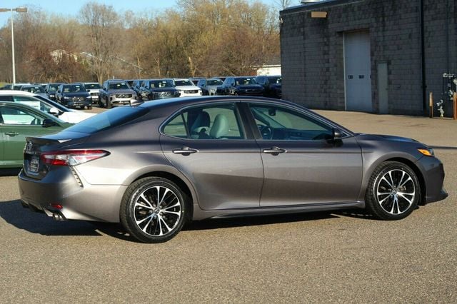 2019 Toyota Camry SE W/ MOONROOF, SMART KEY, BLIND SPOT, APPLE CARPLAY - 23010769 - 2