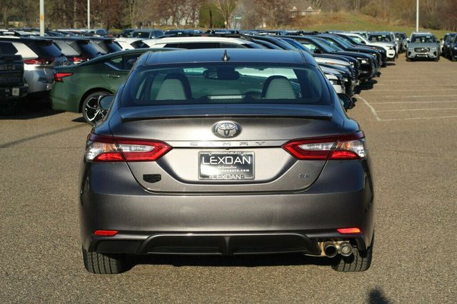 2019 Toyota Camry SE W/ MOONROOF, SMART KEY, BLIND SPOT, APPLE CARPLAY - 23010769 - 4