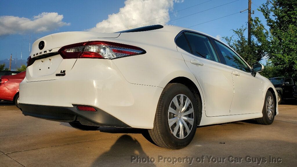 2019 Toyota Camry Hybrid LE photo 8