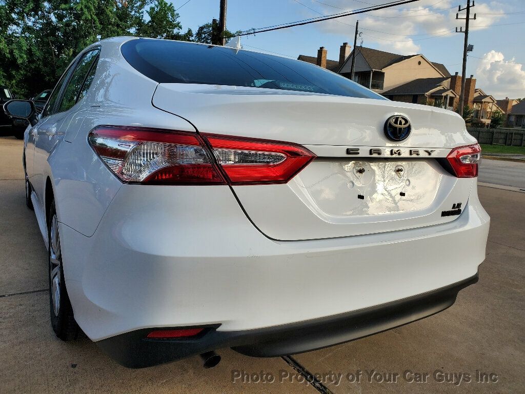 2019 Toyota Camry Hybrid LE photo 12