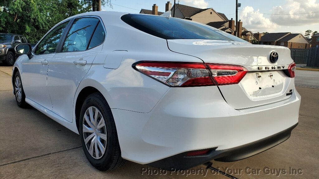 2019 Toyota Camry Hybrid LE photo 13