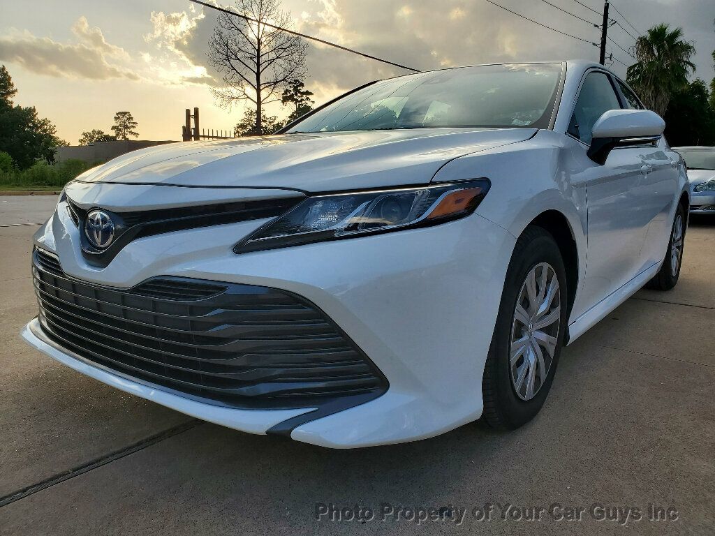 2019 Toyota Camry Hybrid LE photo 2