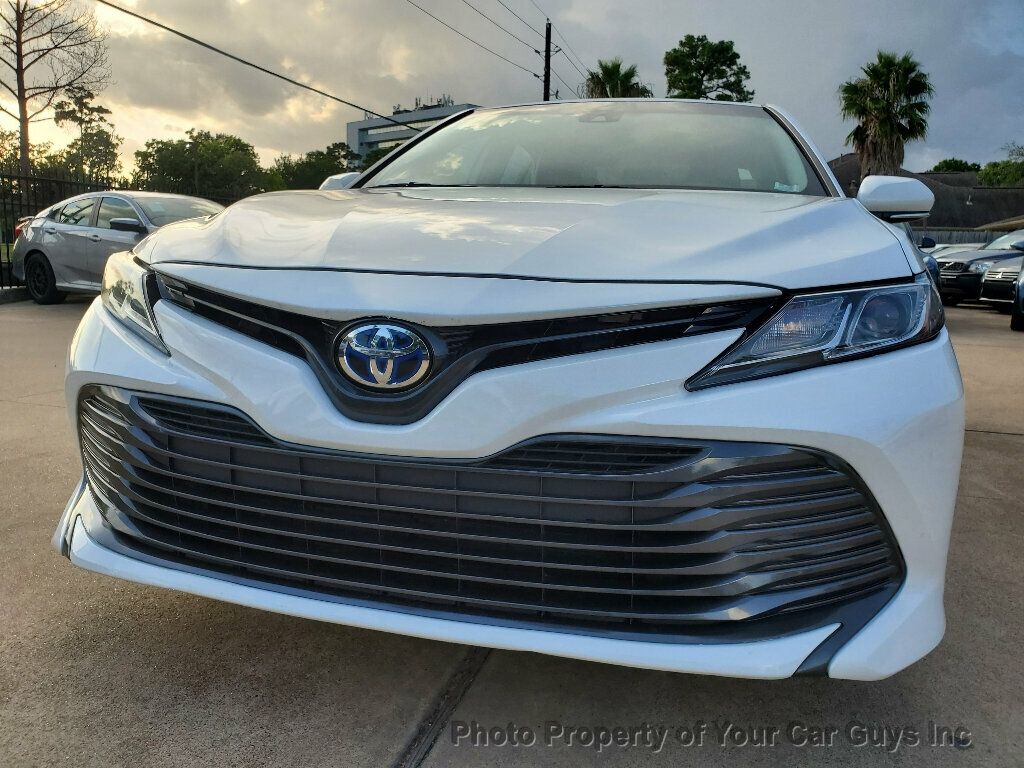 2019 Toyota Camry Hybrid LE photo 3