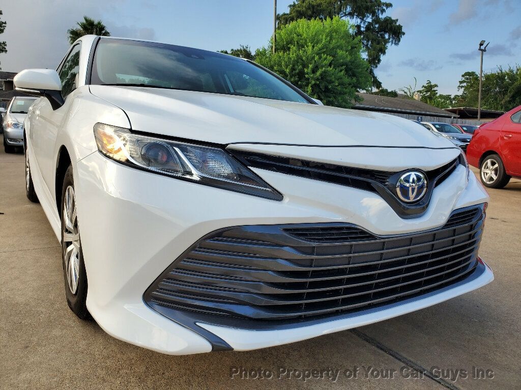 2019 Toyota Camry Hybrid LE photo 6