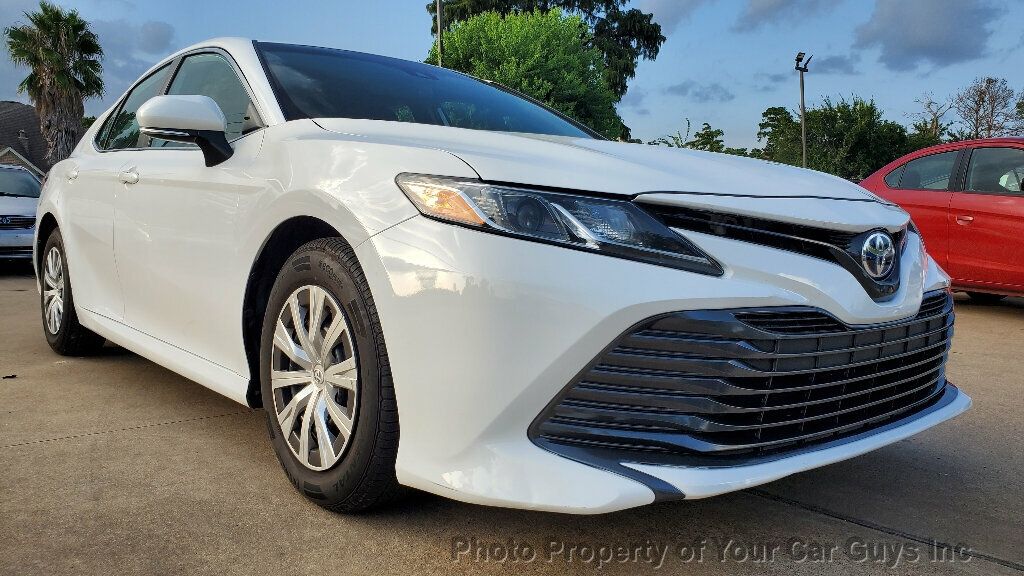 2019 Toyota Camry Hybrid LE photo 7
