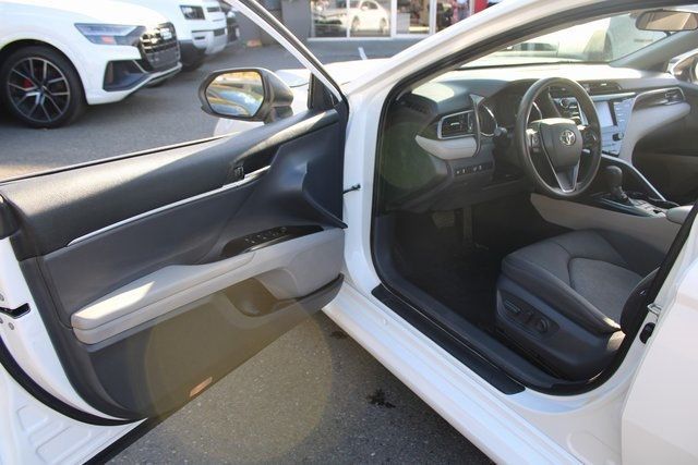 2019 Toyota Camry Hybrid LE CVT - 22923303 - 13