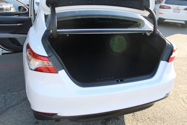 2019 Toyota Camry Hybrid LE CVT - 22923303 - 17