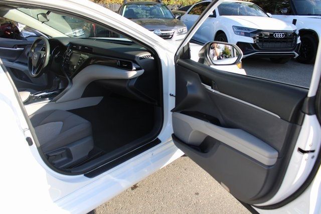 2019 Toyota Camry Hybrid LE CVT - 22923303 - 21