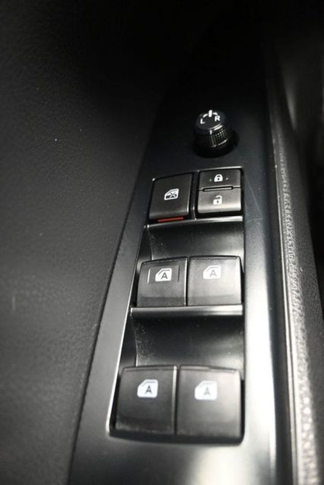 2019 Toyota Camry Hybrid LE CVT - 23010172 - 28