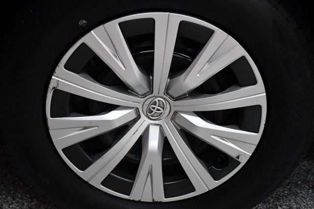 2019 Toyota Camry Hybrid LE CVT - 23067072 - 16