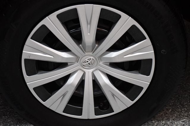 2019 Toyota Camry Hybrid LE CVT - 23067072 - 17