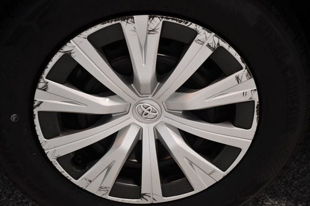 2019 Toyota Camry Hybrid LE CVT - 23067072 - 18
