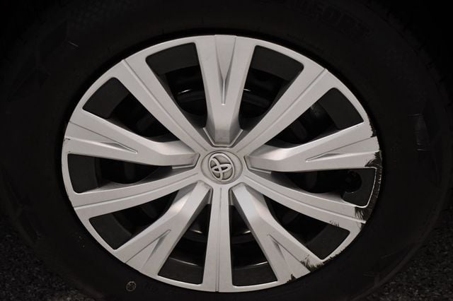 2019 Toyota Camry Hybrid LE CVT - 23067072 - 19